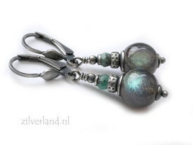 Handgemaakte Zilveren Oorbellen met Labradoriet en Smaragd