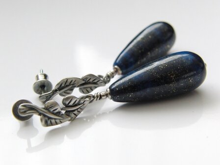 Zilveren Bali Oorstekers met Lapis Lazuli Druppels