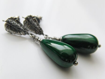 Zilveren Bali Oorstekers met Malachiet Druppels