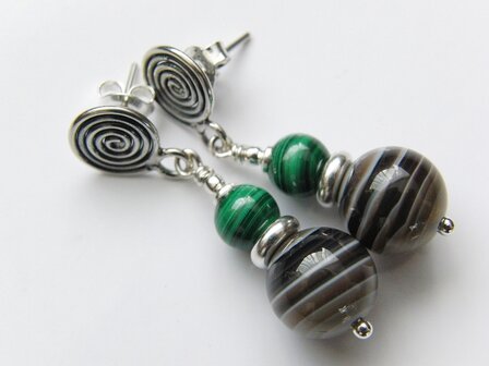Zilveren Oorstekers met Botswana Agaat en Malachiet &quot;Twist&quot;