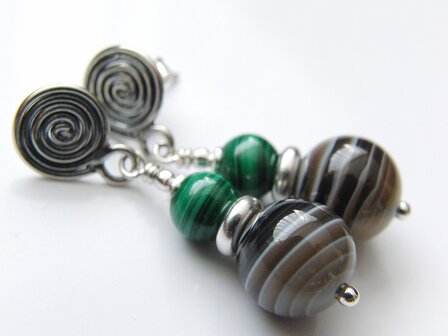Zilveren Oorstekers met Botswana Agaat en Malachiet &quot;Twist&quot;