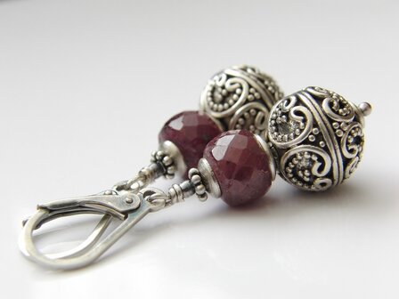 Zilveren Oorbellen met Bali Kralen en Robijn