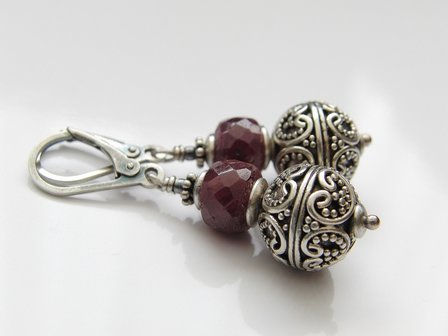 Zilveren Oorbellen met Bali Kralen en Robijn