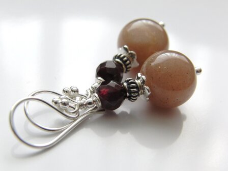 Edelstenen Oorbellen met Maansteen en Granaat