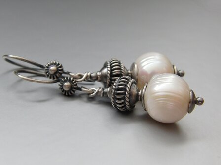 Handgemaakte Zilveren Oorbellen met Zoetwaterparels &quot;Parels in Oxide&quot;