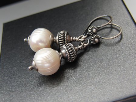 Handgemaakte Zilveren Oorbellen met Zoetwaterparels &quot;Parels in Oxide&quot;