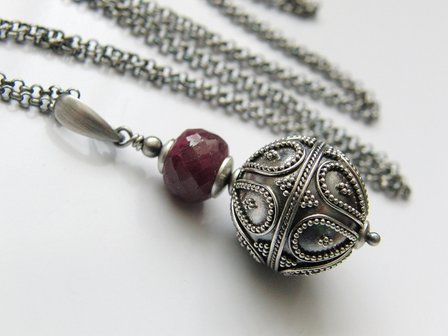 Zilveren Ketting met Bali Kraal en Robijn