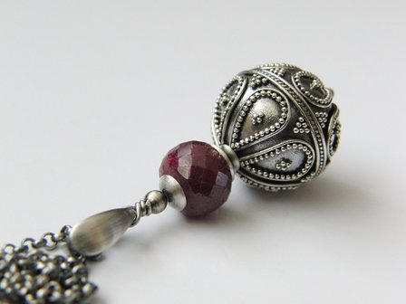 Zilveren Ketting met Bali Kraal en Robijn