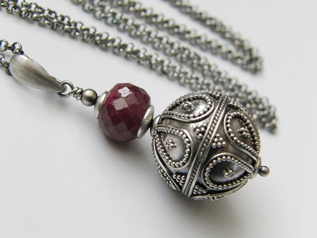 Zilveren Ketting met Bali Kraal en Robijn