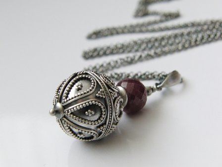 Zilveren Ketting met Bali Kraal en Robijn