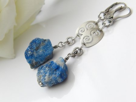 Sterling Zilveren Oorbellen met Ruwe Lapis Lazuli