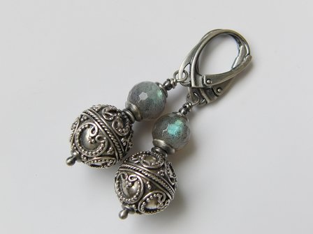 Handgemaakte Oorbellen met Bali Kralen en Labradoriet 