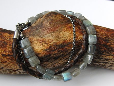 Armband met Labradoriet Edelstenen en Leren Koord