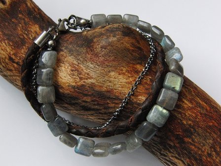 Armband met Labradoriet Edelstenen en Leren Koord