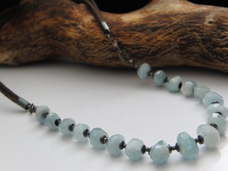 Zilveren Edelstenen Ketting &quot;Aquamarijn in Leder&quot;