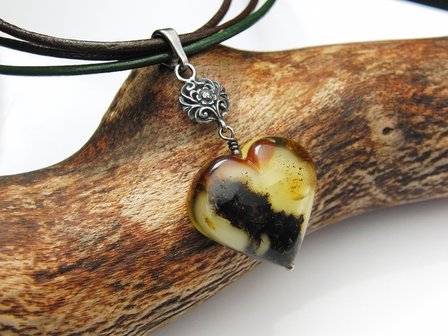 Handgemaakte Lederen Ketting met Barnsteen &quot;Two Hearts&quot;