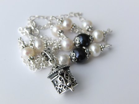 Handgemaakte Zilveren Ketting &quot;Pillendoosje met Parels&quot;