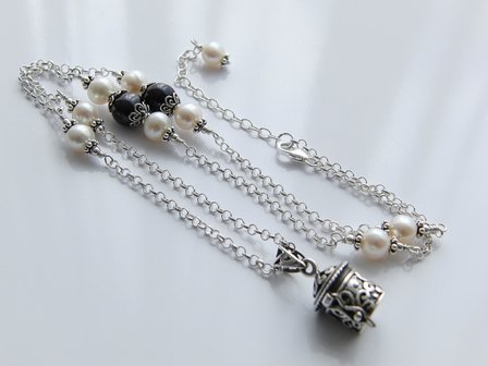 Handgemaakte Zilveren Ketting &quot;Pillendoosje met Parels&quot;