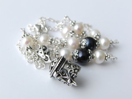 Handgemaakte Zilveren Ketting &quot;Pillendoosje met Parels&quot;