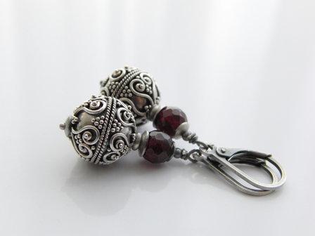 Zilveren Oorbellen met Bali Kralen en Granaat &quot;Hart van Bali&quot;