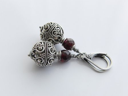 Zilveren Oorbellen met Bali Kralen en Granaat &quot;Hart van Bali&quot;