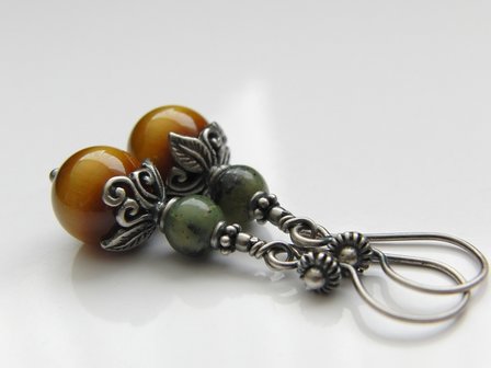 Edelstenen Oorbellen met Tijgeroog en Nefriet