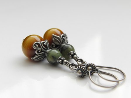 Edelstenen Oorbellen met Tijgeroog en Nefriet