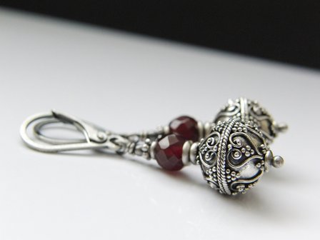 Zilveren Oorbellen met Bali Kralen en Granaat