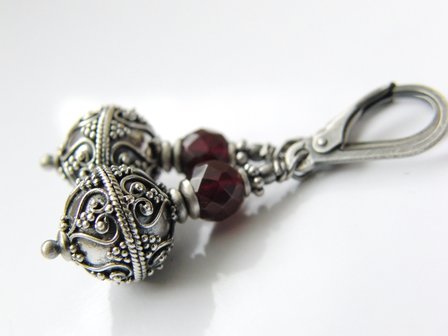 Zilveren Oorbellen met Bali Kralen en Granaat