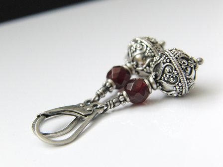 Zilveren Oorbellen met Bali Kralen en Granaat