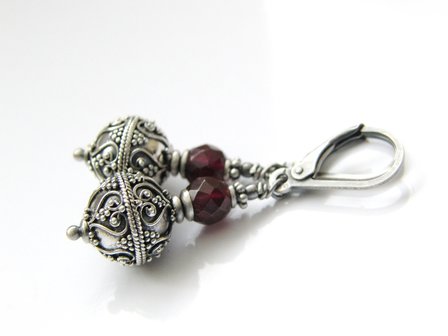 Zilveren Oorbellen met Bali Kralen en Granaat