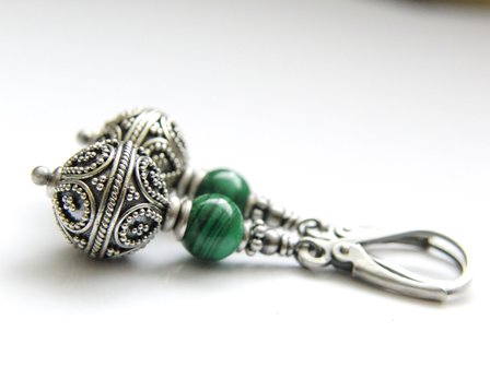 Zilveren Oorbellen met Bali Kralen en Malachiet