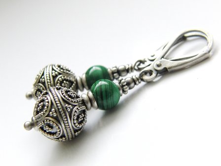 Zilveren Oorbellen met Bali Kralen en Malachiet