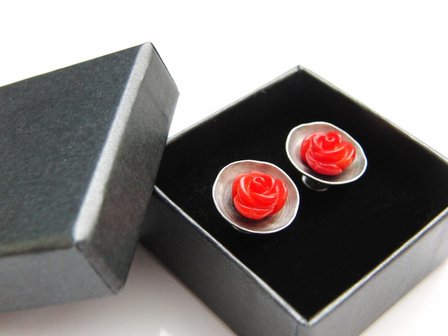 Handgemaakte Oorstekers met Koraalroosjes