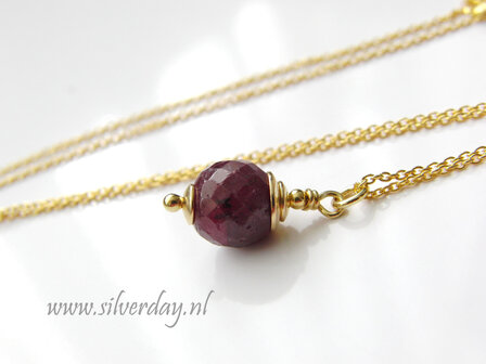 Handgemaakte Zilveren Ketting met Robijn- Verguld