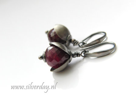 Handgemaakte Zilveren Oorbellen met Robijn- Geoxideerd
