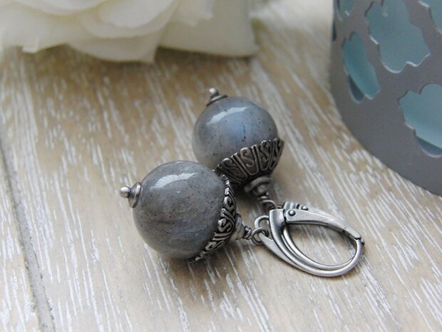 Handgemaakte Oorbellen met Edelstenen "Labradoriet in Bali"