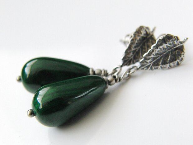 Zilveren Bali Oorstekers met Malachiet Druppels