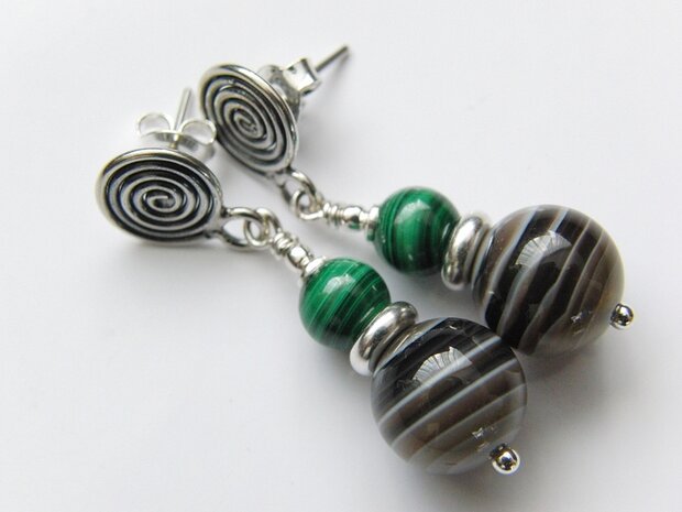 Zilveren Oorstekers met Botswana Agaat en Malachiet "Twist"