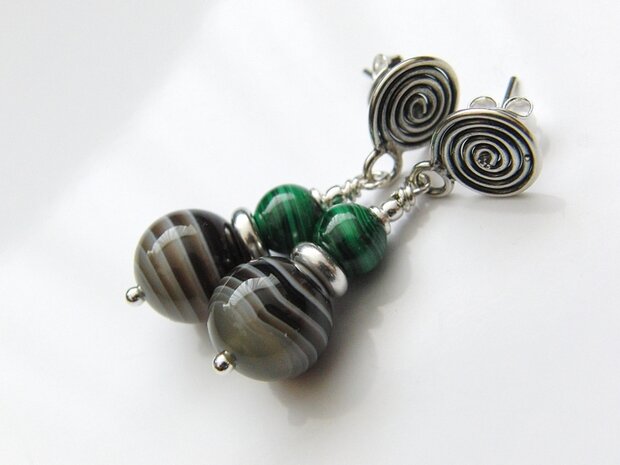 Zilveren Oorstekers met Botswana Agaat en Malachiet "Twist"