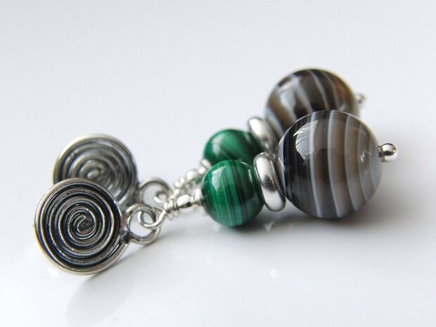 Zilveren Oorstekers met Botswana Agaat en Malachiet "Twist"