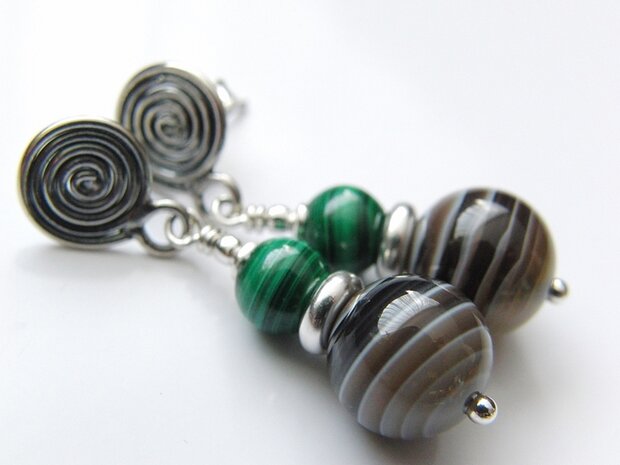Zilveren Oorstekers met Botswana Agaat en Malachiet "Twist"