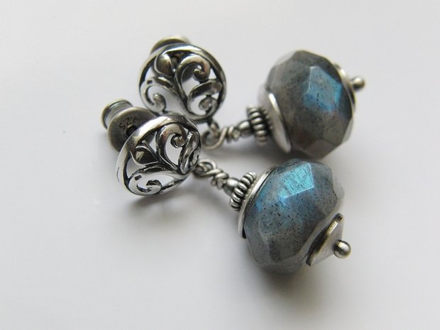 Zilveren Bali Oorstekers met Labradoriet 