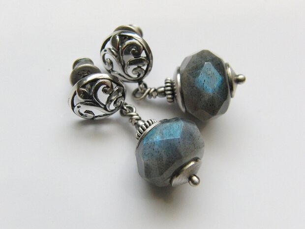 Zilveren Bali Oorstekers met Labradoriet 