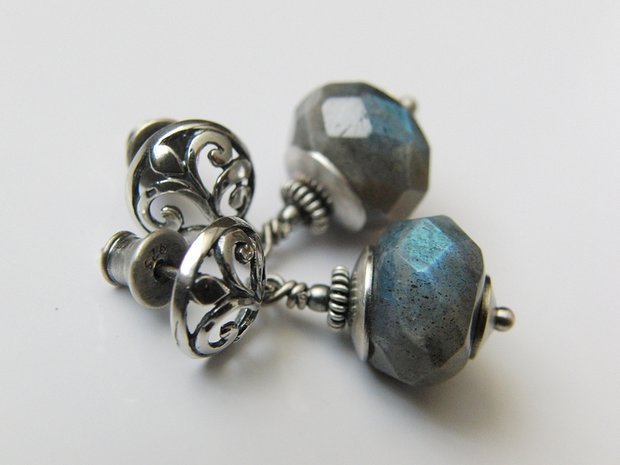 Zilveren Bali Oorstekers met Labradoriet 