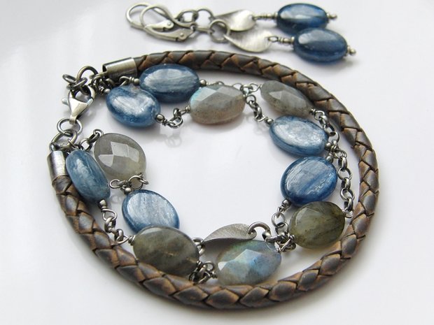 Sieraden Set; Oorbellen en Armband "Kyaniet en Labradoriet in Leder"