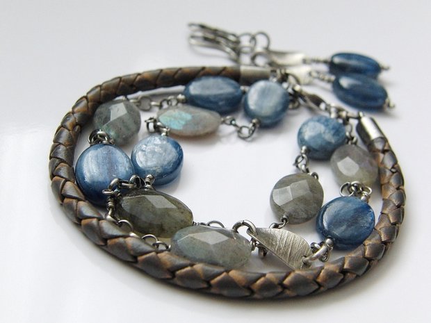 Sieraden Set; Oorbellen en Armband "Kyaniet en Labradoriet in Leder"