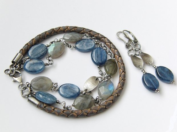 Sieraden Set; Oorbellen en Armband "Kyaniet en Labradoriet in Leder"