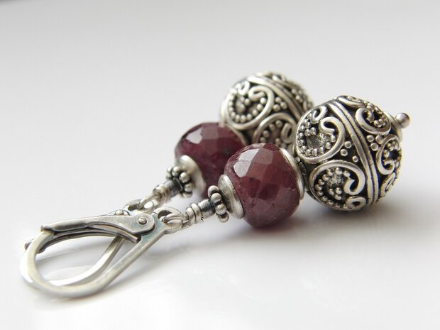 Zilveren Oorbellen met Bali Kralen en Robijn