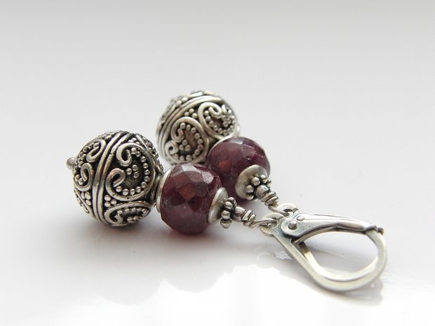 Zilveren Oorbellen met Bali Kralen en Robijn
